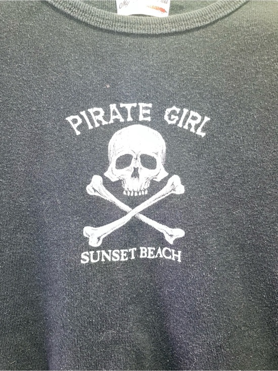 Jensen Tops - Vintage Pirate Girl Sunset Beach Skull Graphic Tee - Black & White
